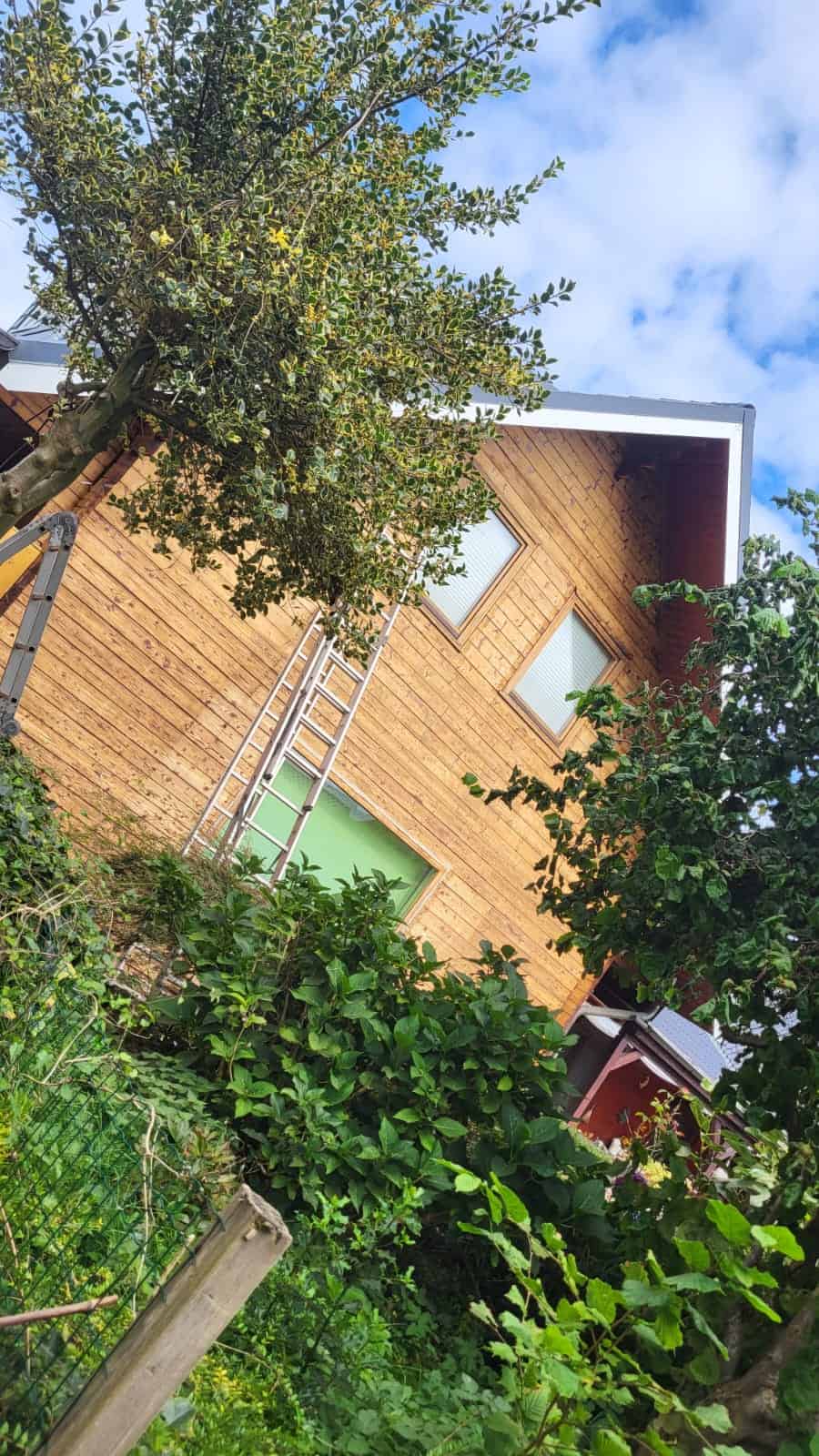 Fertig gestrahlte Holzhausfassade, bereit für den neuen Anstrich